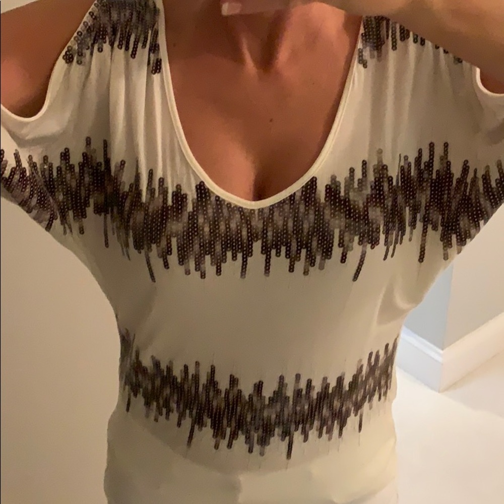 Cold shoulder Bebe top - Picture 3 of 3